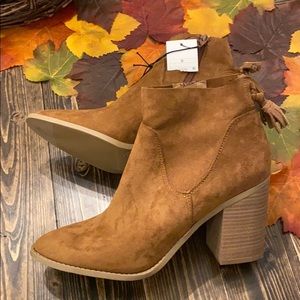 NWT Universal Thread heeled booties